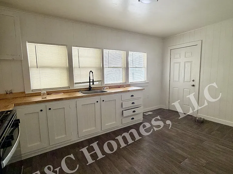 2805 Denver St — Photo 16