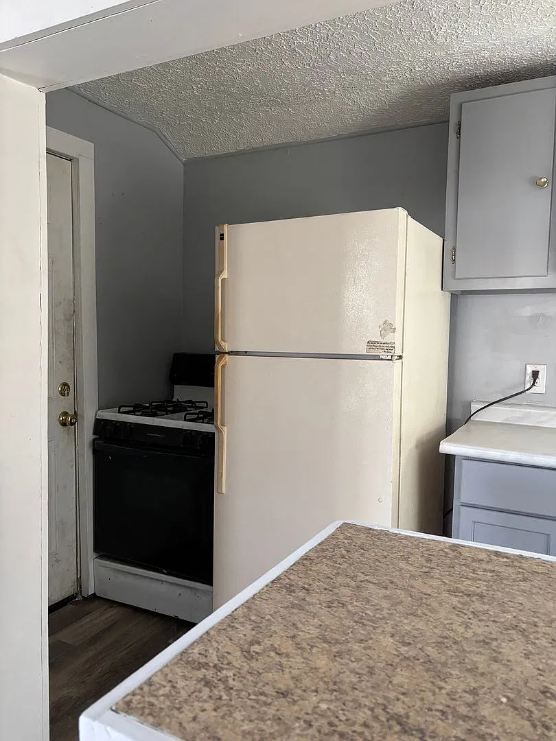 2 Bedroom 1 Bath (Duplex) — Photo 3