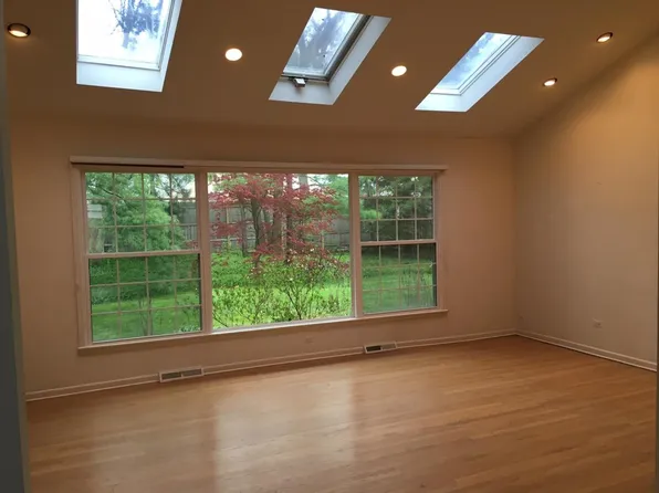 4055 Bordeaux Dr, Northbrook, IL 60062