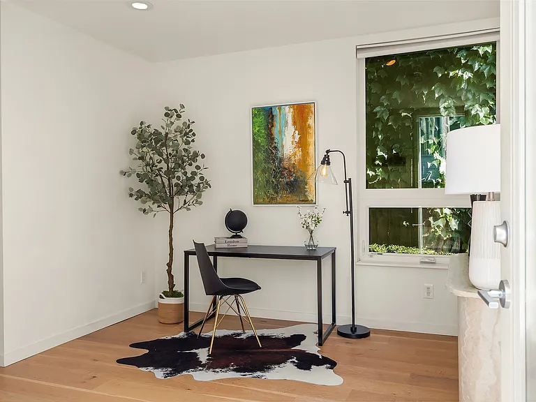 Entrance space (can be used as flex space for office)