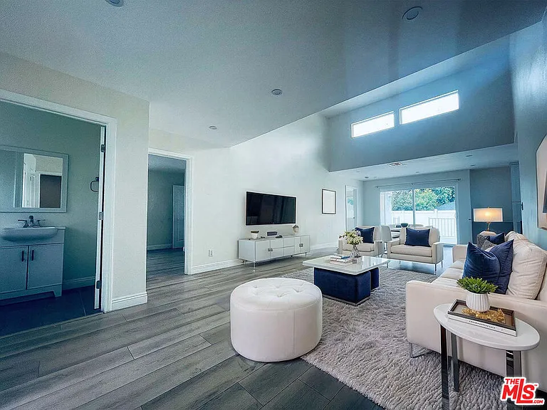 22131 Victory Blvd — Photo 3