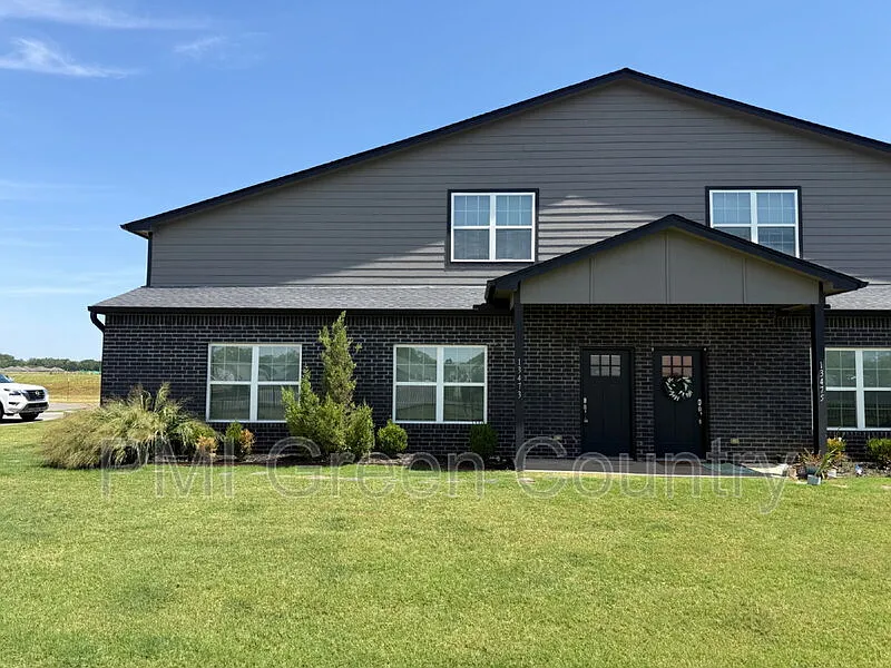 3 bed, 2.0 bath, 1942 sqft, $1,695 — Photo 1