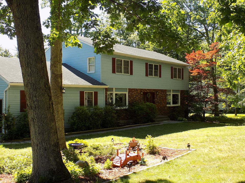 Front yard lateral view
