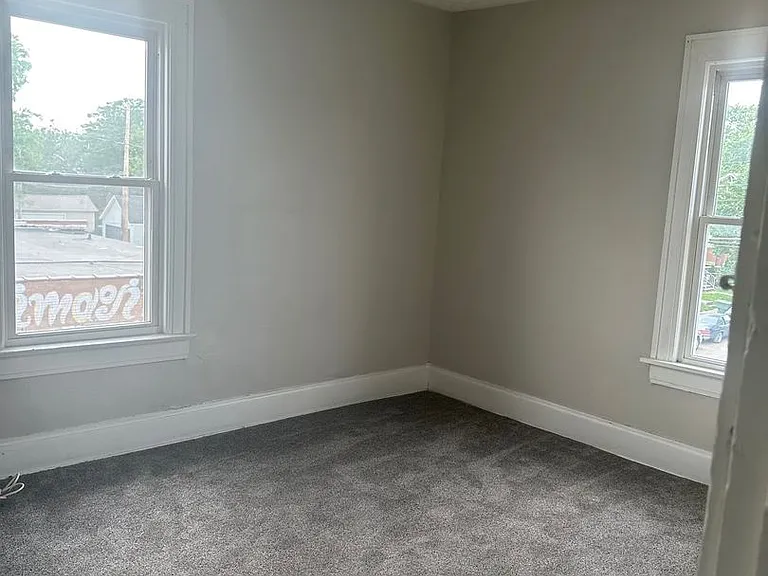 798-804 E Whittier St — Photo 12