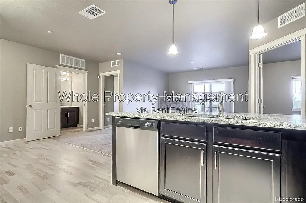 2 bed, 2.0 bath, 1001 sqft, $1,800 — Photo 2