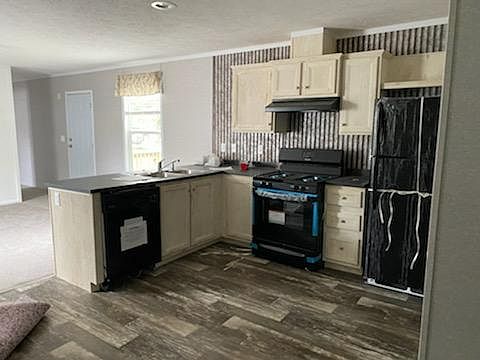 2nd image of 61 Quarry Hill Est #61