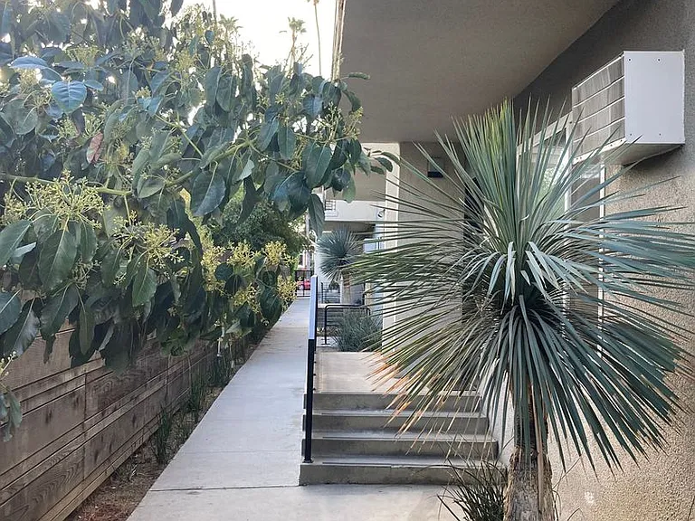 570 N Los Robles Ave — Photo 58