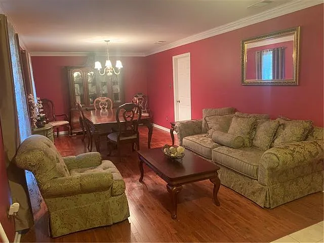 3 bed, 1.0 bath, 1153 sqft, $1,800 — Photo 2