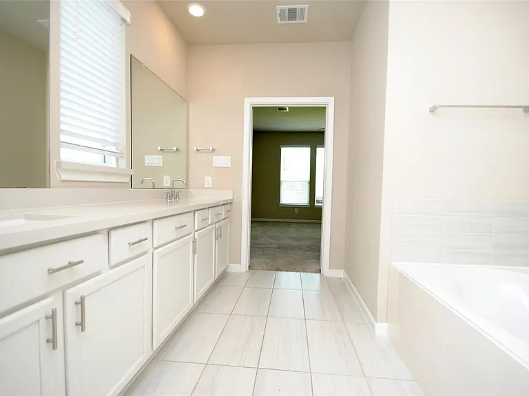 8326 Oakland Heights Ln — Photo 31