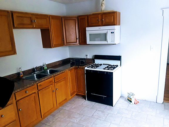 2nd image of 2912 Montclair Ave