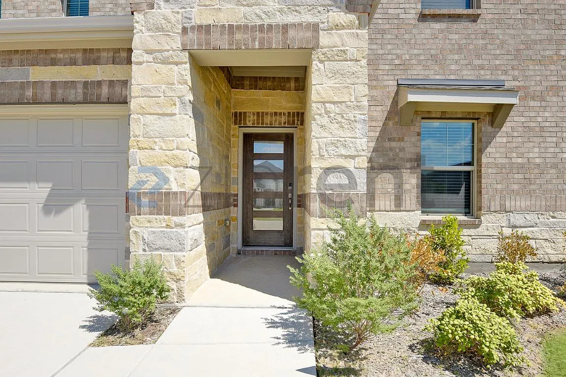 5 bed, 3060 sqft, $2,700 — Photo 3