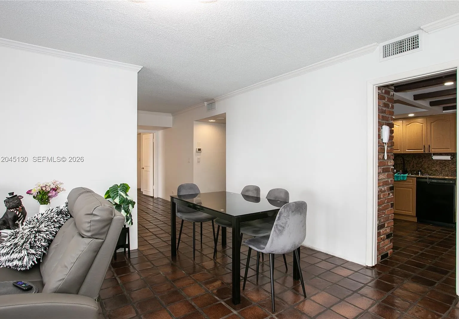 Cricket Club Condo — Photo 4
