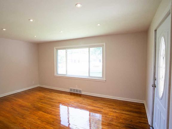 3rd image of 5107 Sandy Lane Dr