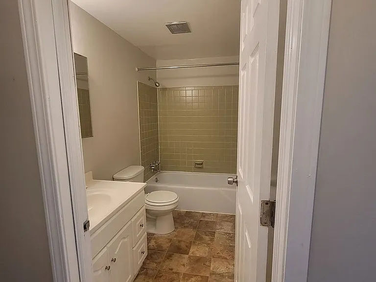 Tudor Lane Apartments — Photo 18