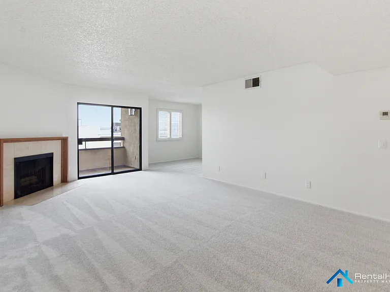 424 Oak St #330 — Photo 7