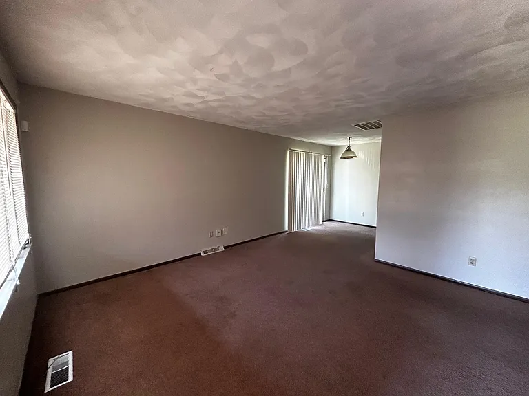 102 Derbyshire Dr — Photo 3