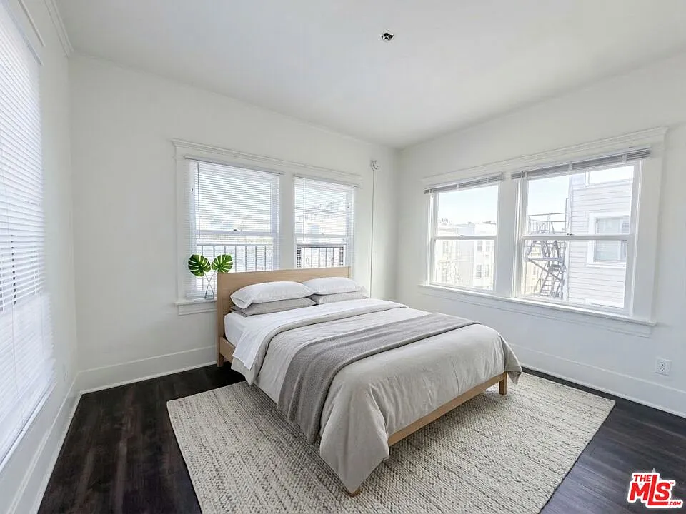 2 bed, 2.0 bath, 900 sqft, $2,150 — Photo 2