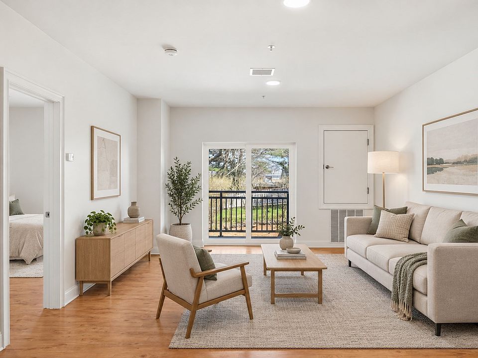 1st image of 10 Franklin Ave APT 105