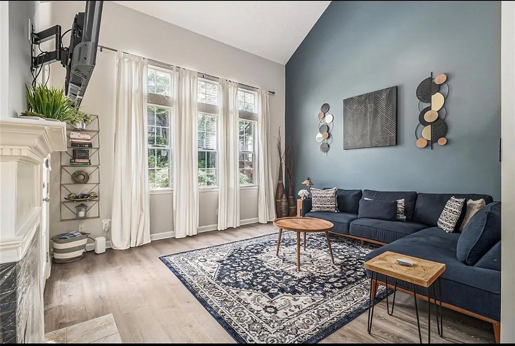 3 bed, 2.5 bath, 1220 sqft, $3,100 — Photo 4