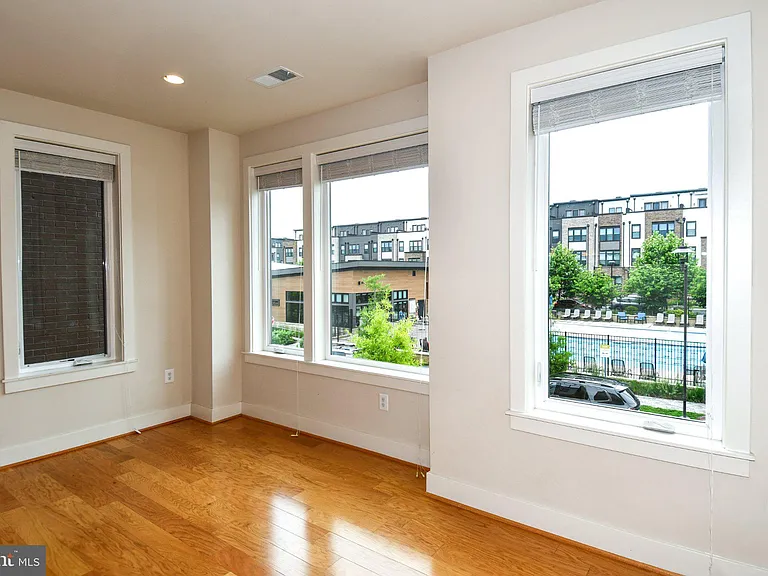 16301 Columbus Ave — Photo 8