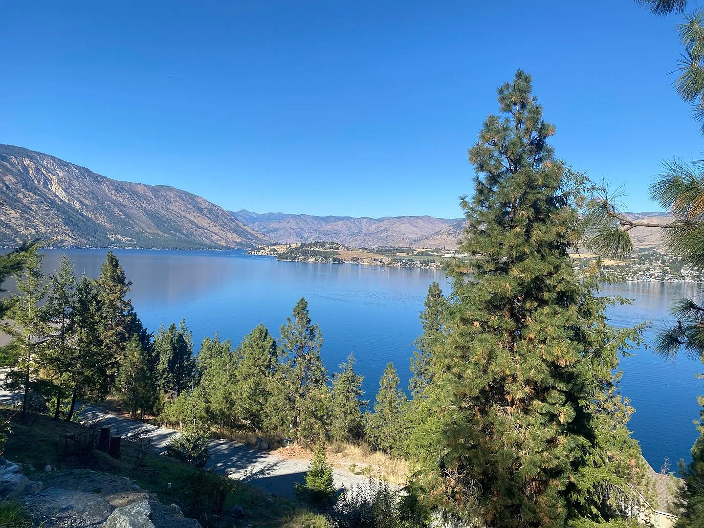 3 Bedroom Lower unit with Beautiful Lake Chelan Views — Photo 4