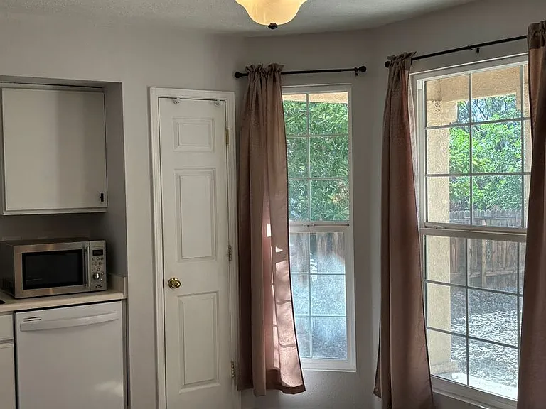 2125 Sierra Ln NE — Photo 9