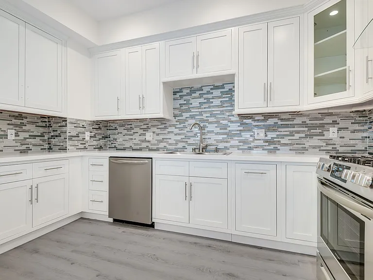 Regency Holt Apartments — Photo 22