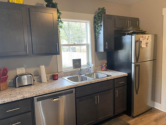 3rd image of 866 E Forest Ave