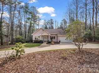 5 Hearthstone Ln, Flat Rock, NC 28731