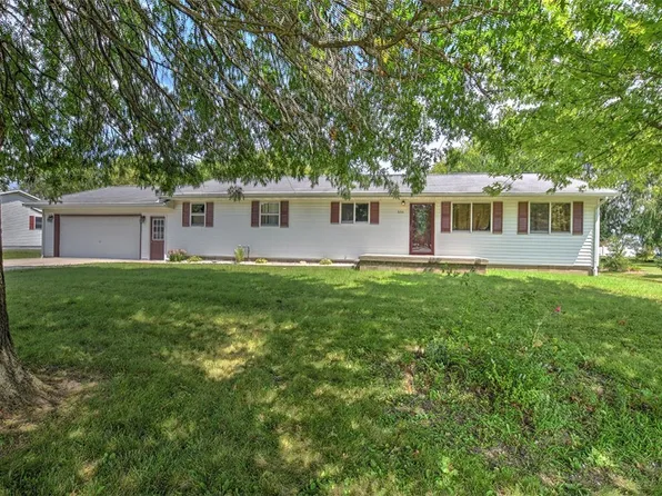 600 Robert St, Moweaqua, IL 62550
