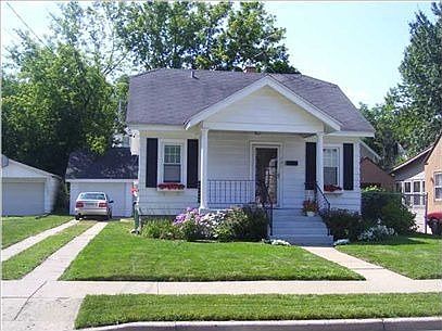 2nd image of 902 Hollywood St NE