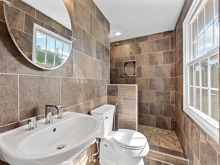1161 Kettle Pond Ln — Photo 10