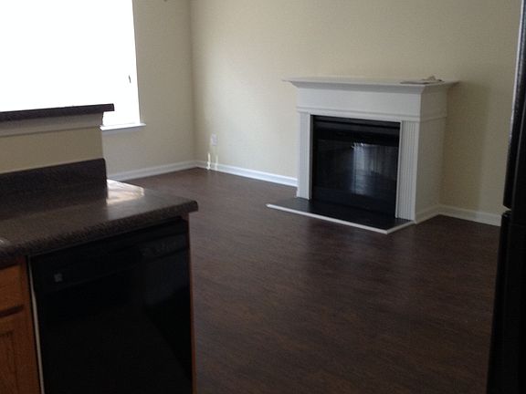 ELECTRIC FIREPLACE W/LIGHT EFFECT