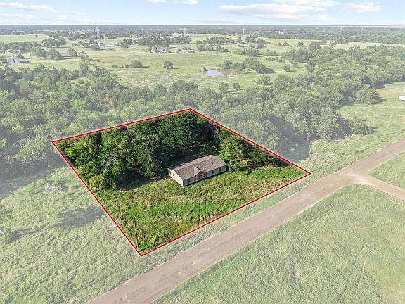 Aerial view of property''s location with property boundaries highlighted and a nearby body of water