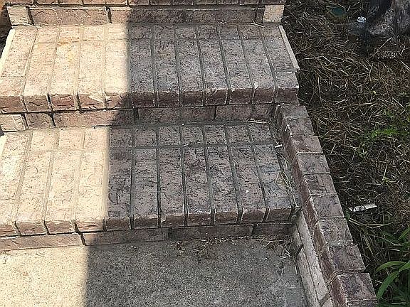 Side stairs to the porch 