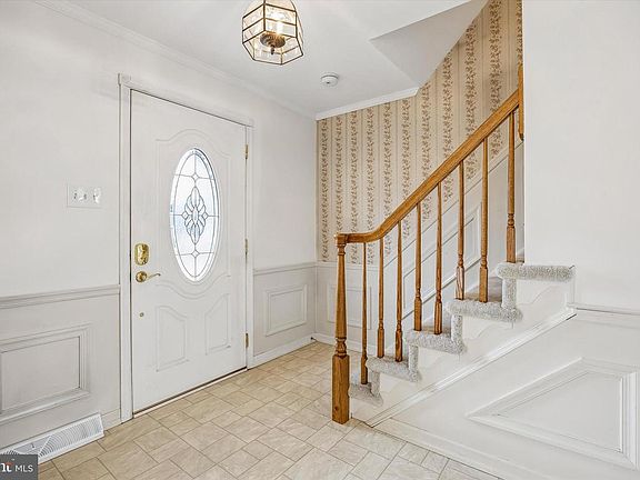 5th image of 34 White Birch Rd