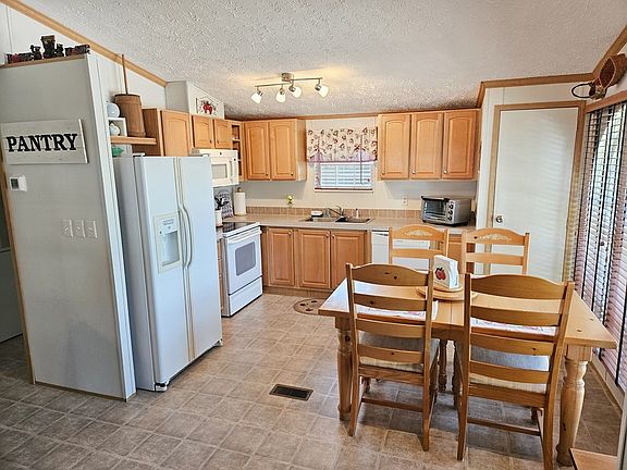 5th image of 60 Pine Ave