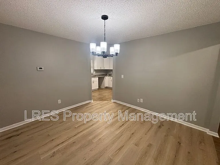 1004 Stout Ct — Photo 9