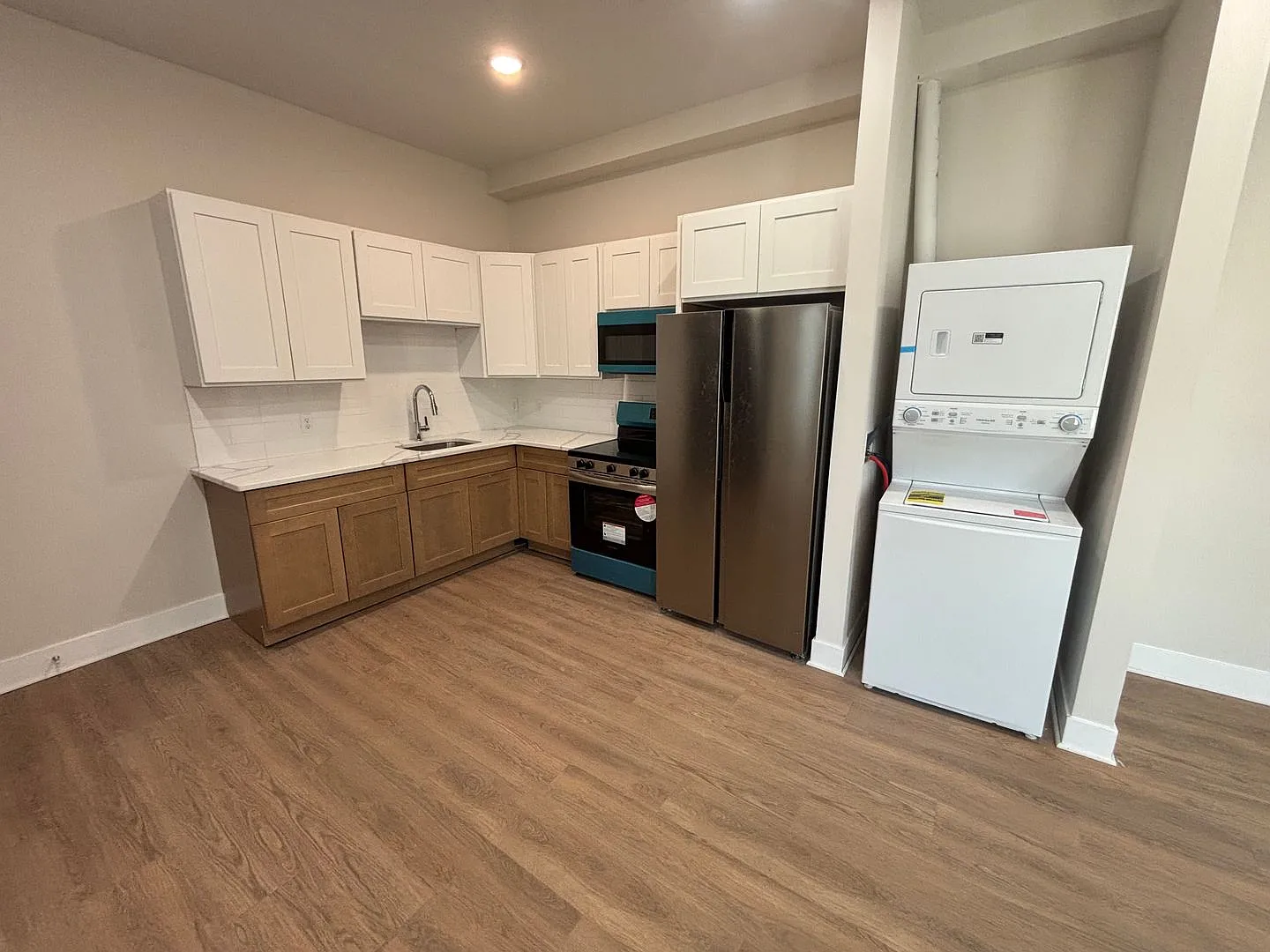 Fully Remodeled 3-Bedroom Apartment — Photo 2