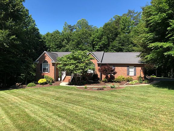 3rd image of 38 Sycamore Cir