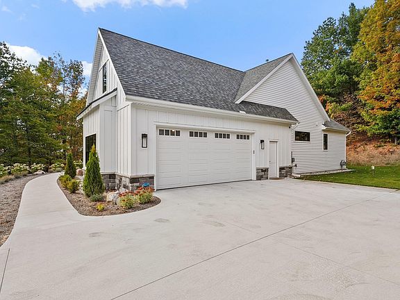 4th image of 8040 S Skye Hill Dr