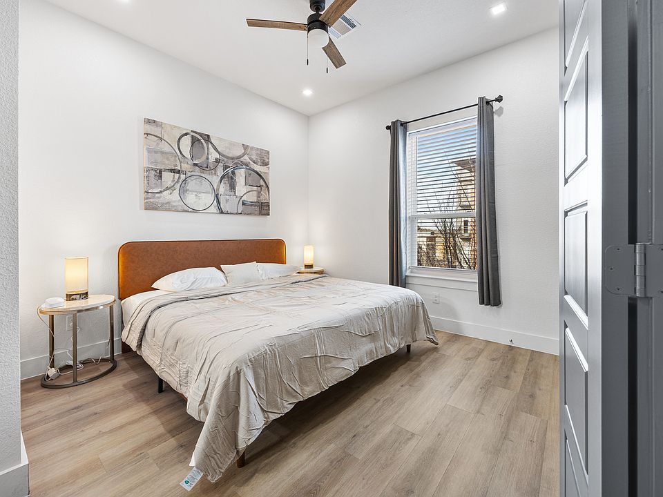 1st image of 1004 Travis Ave