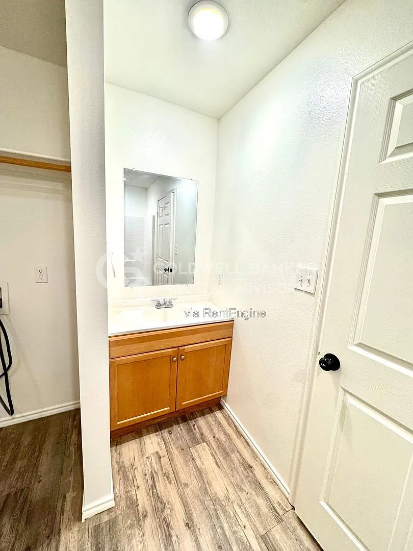 3 bed, 1.0 bath, 963 sqft, $1,050 — Photo 2