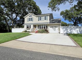 23 W Court Dr, Centereach, NY 11720