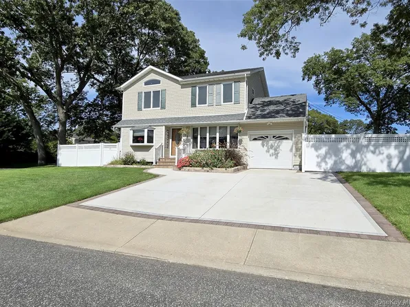 23 W Court Drive, Centereach, NY 11720