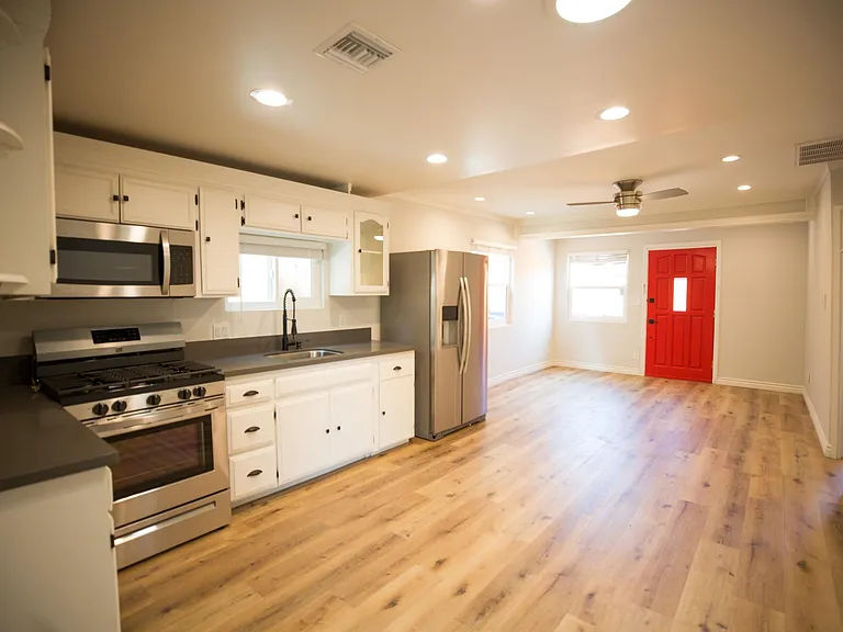 2210 Clinton St — Photo 1