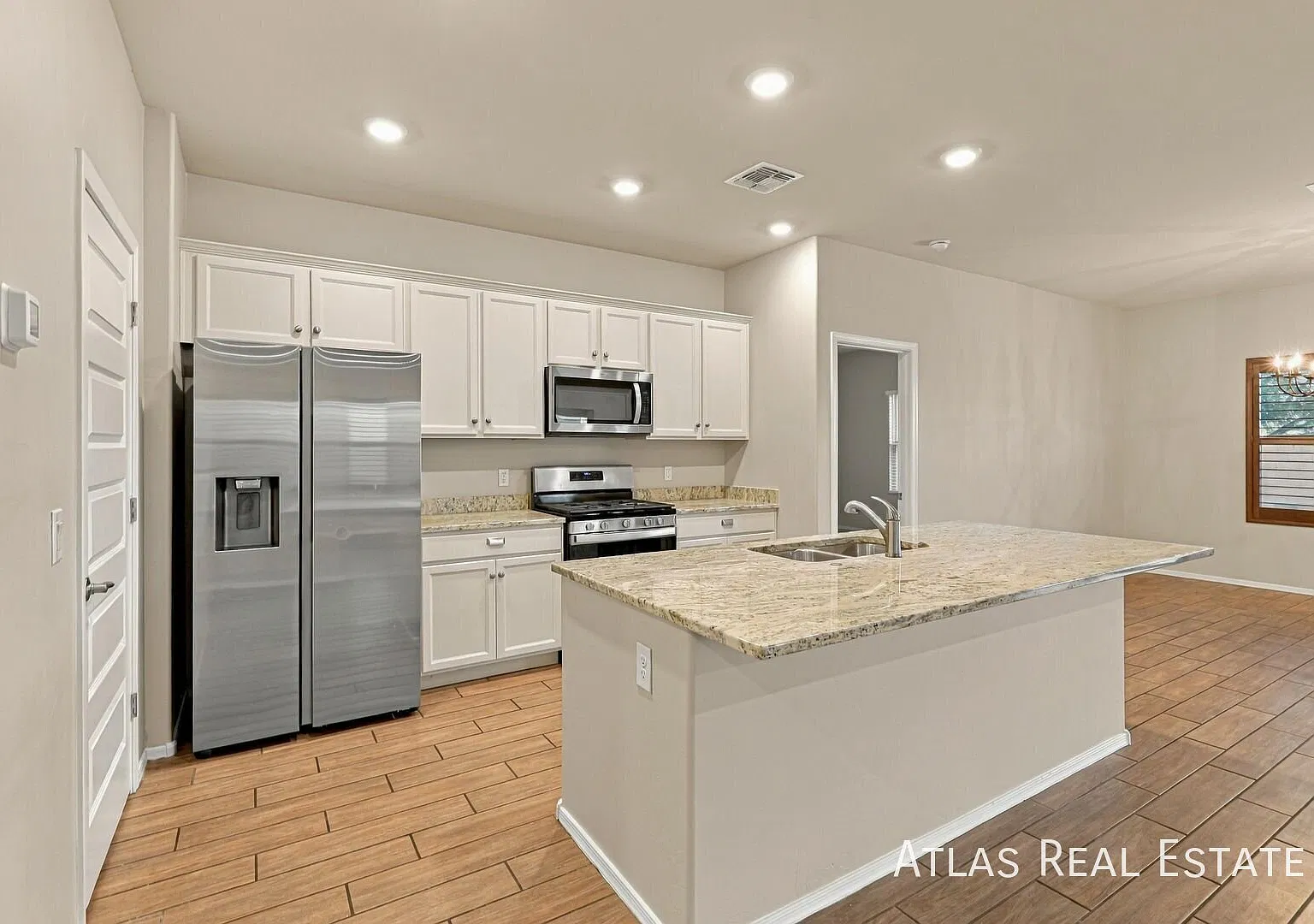 Beautiful Three Bedroom Home in Marana — Photo 4