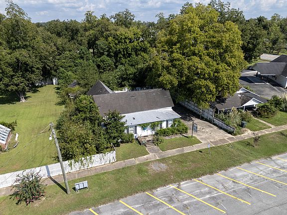 2nd image of 106 Main St
