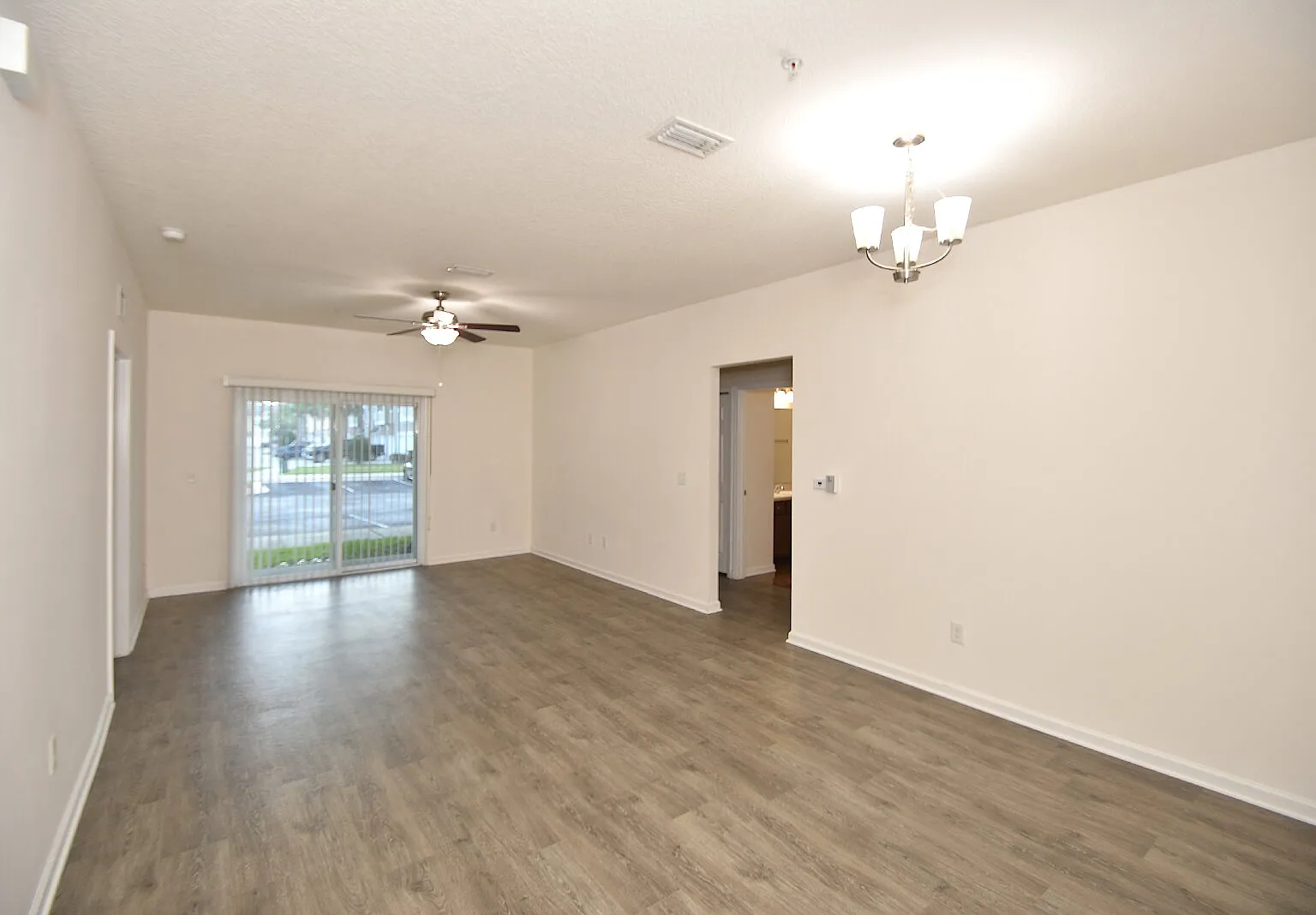 3 bed, 2.0 bath, 1157 sqft, $1,800 — Photo 4