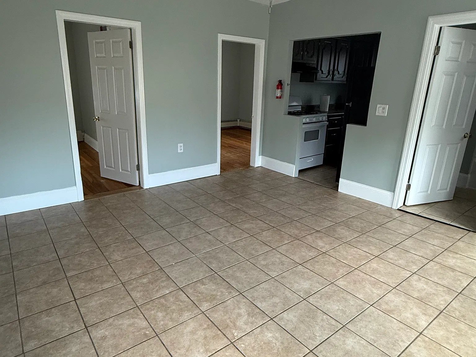 3 bed, 1128 sqft, $2,000 — Photo 4